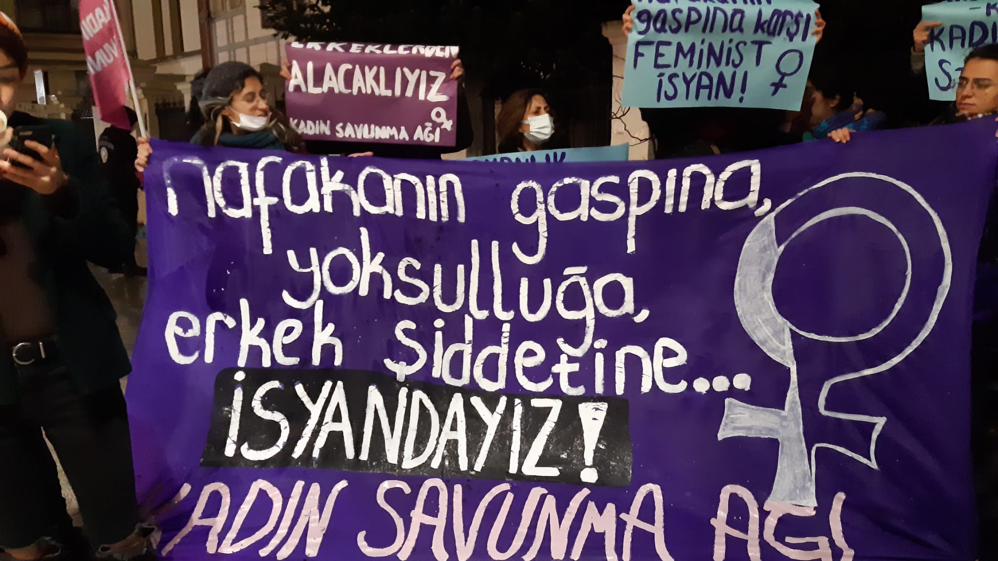 Kadın Savunma Ağı’nda İstanbul’da eylem: Nafakanın gaspına, yoksulluğa, erkek şiddetine İSYANDAYIZ!