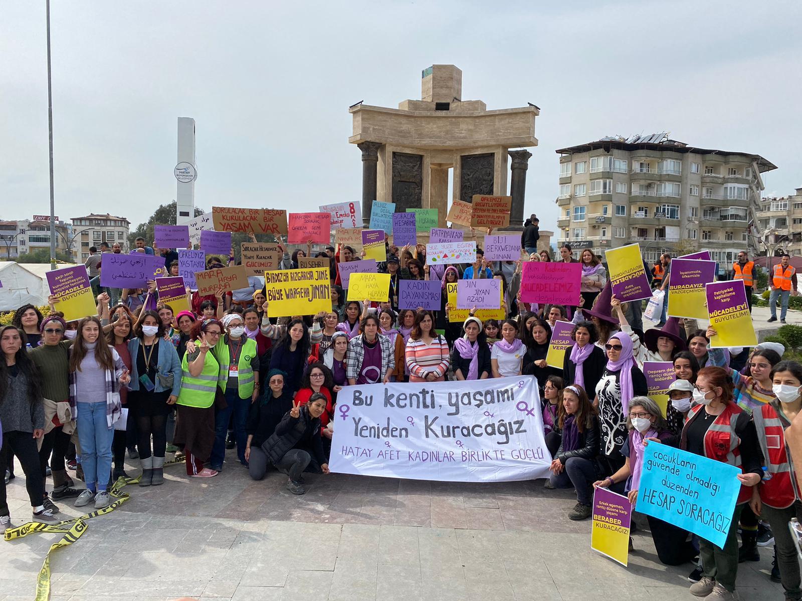 8 Mart’ta Hatay’da kadınlar yürüdü : Yaşam zincirimizi hayatta olan ve kaybettiğimiz tüm kadınlar için kurduk